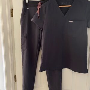 Figs Charcoal Scrub Set